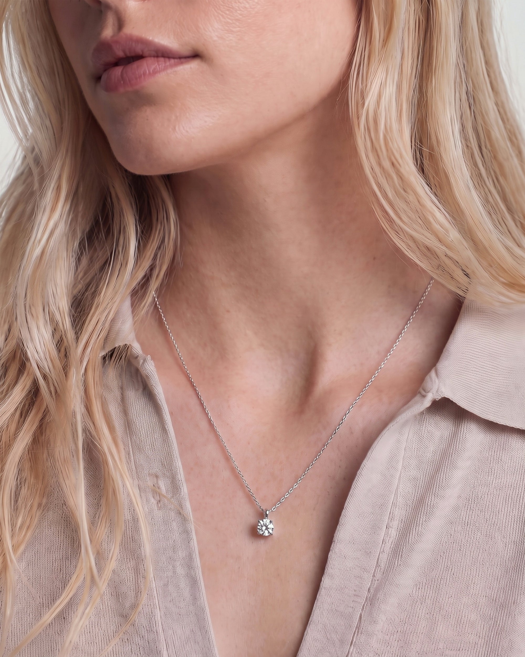 Como Round White Sapphire Pendant Necklace