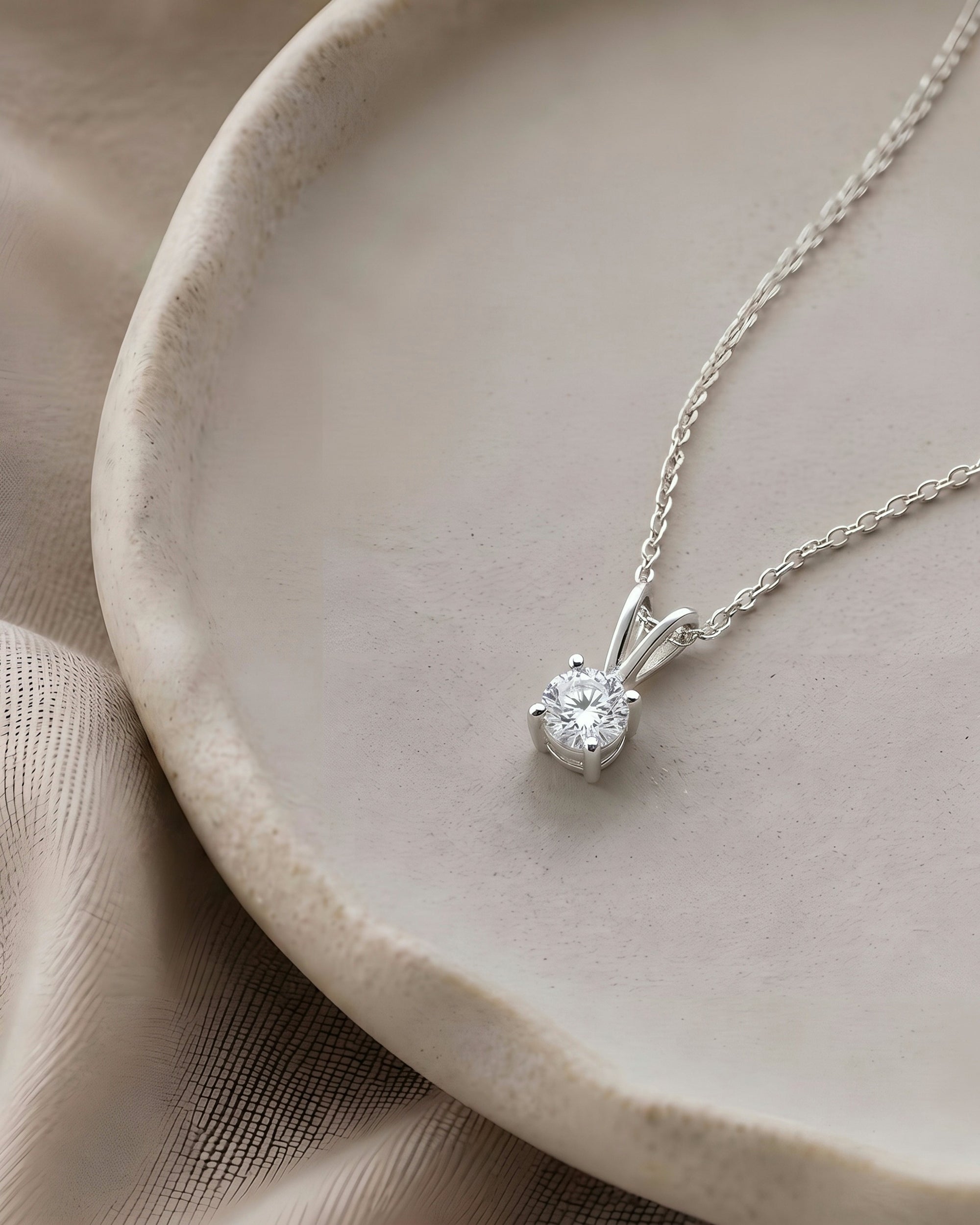 Como Round White Sapphire Pendant Necklace