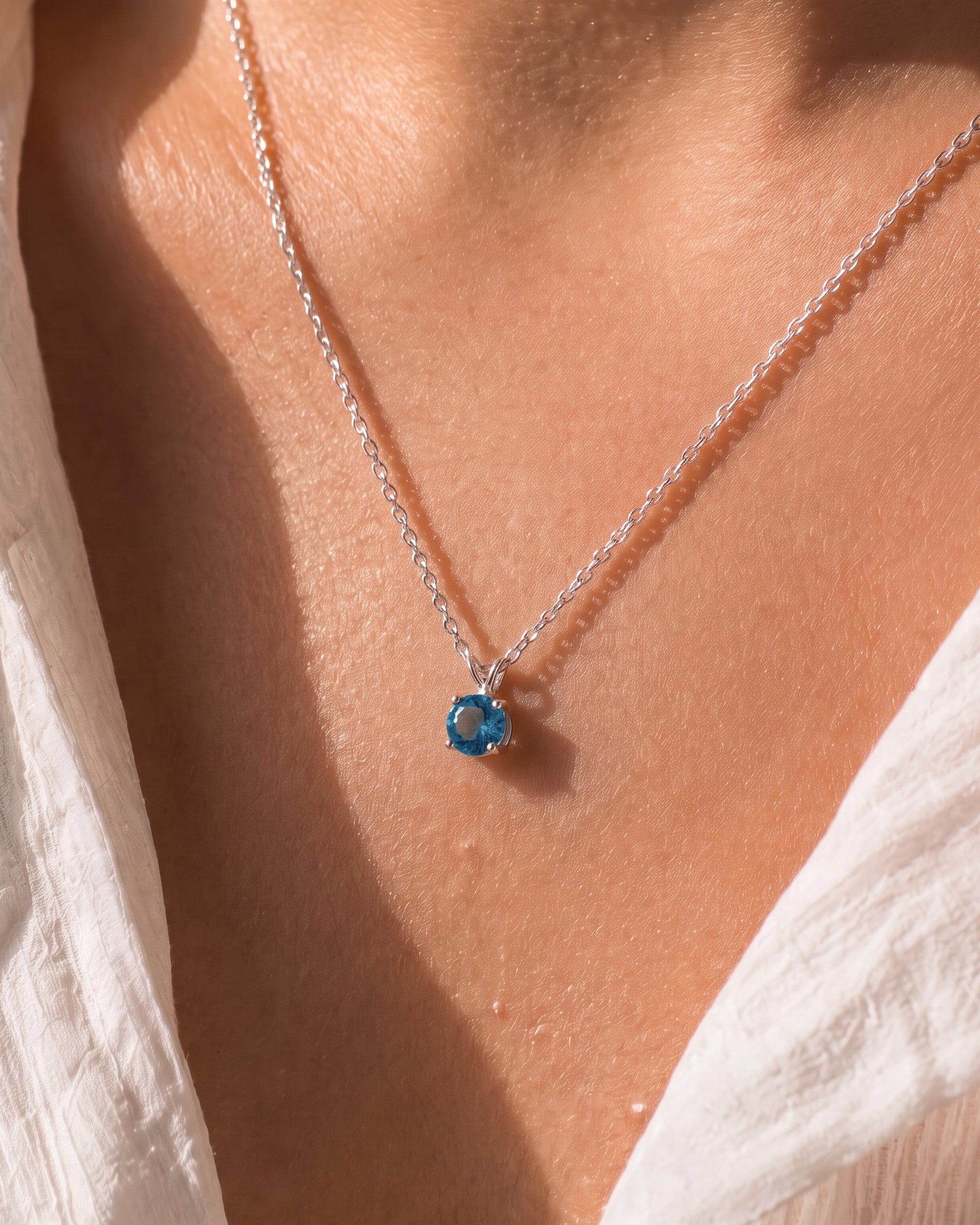 Como Round London Blue Topaz Pendant - Image 3